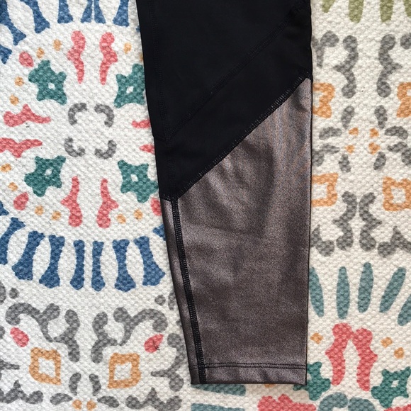 NWOT Women's Black Ruched Active Leggings - Picture 4 of 6